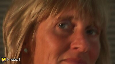 Un mec baise une porno live gratuit Latine excitée en lingerie en train de s'embrasser